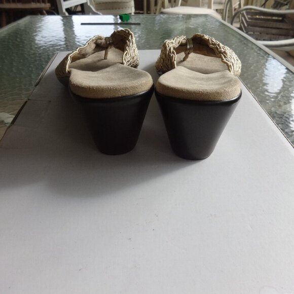 Tirrinia Made in Italy thong wedge sandals size 10, gold/cream weave strap Suede - Picture 10 of 15